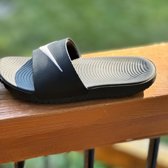 Size 2- Nike Kawa Slides - Picture 4 of 5